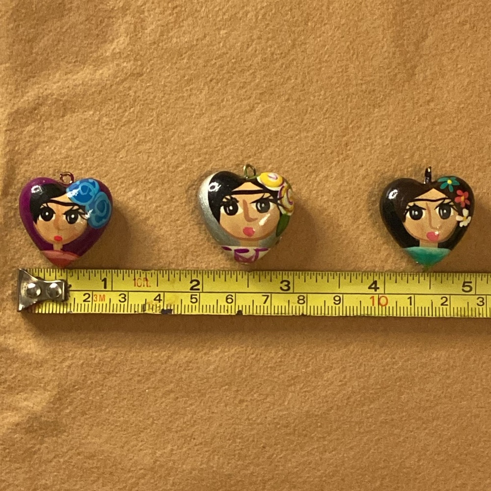 NWOT Frida Kahlo inspired hand painted heart charm - Picture 3 of 9